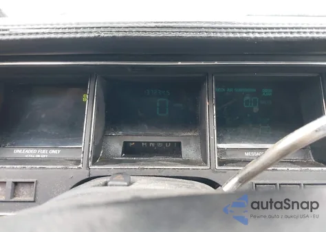 1991 Lincoln Town Car Signature z USA, uszkodzony, nr VIN 1LNCM82W9MY688407